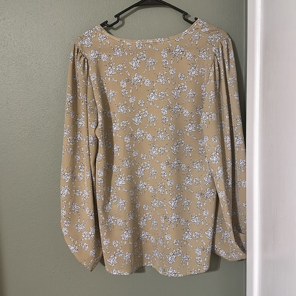 Floral Boutique Top - Picture 5 of 6